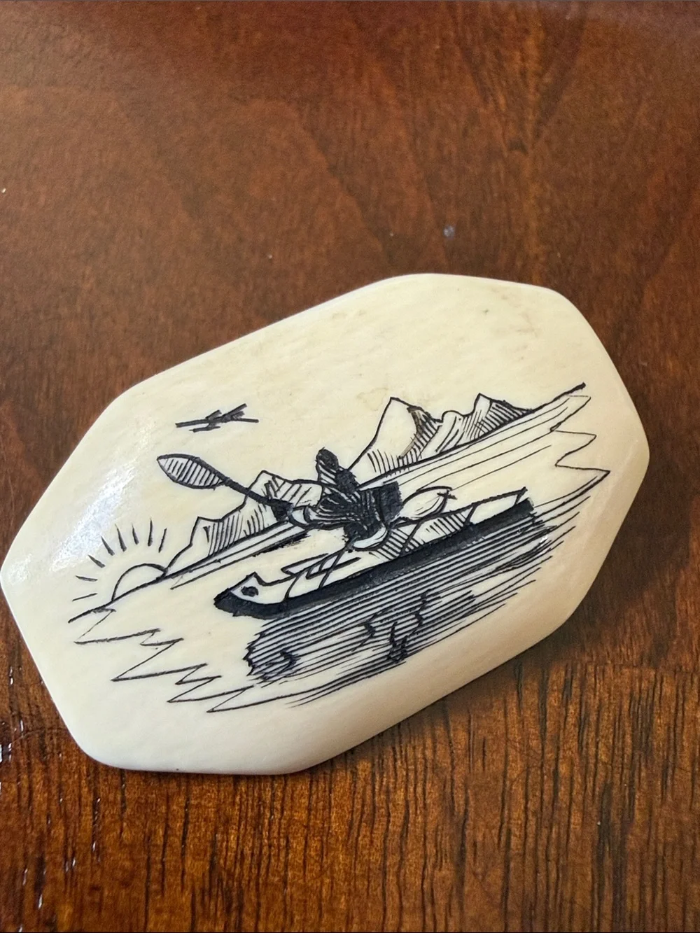 Vintage Alaskan Nuguruk scrimshaw brooch pin Arctic Kayak Scene Cream - Picture 3 of 4